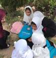 Amina visita alunas de uma escola na província de Herat  Foto: Arquivo pessoal / BBC News Brasil