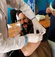 Funcionário de hospital recebe primeira dose da vacina da AstraZeneca contra a COVID-19 em Cabul
28/02/2021. 
REUTERS/Mohammad Ismail  Foto: Reuters
