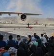 Afegãos foram correndo para o aeroporto de Cabul na segunda-feira (16/8) na esperança de deixar o país  Foto: AFP / BBC News Brasil