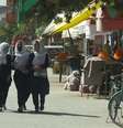 Mulheres caminham em Cabul em 15 de agosto  Foto: Getty Images / BBC News Brasil