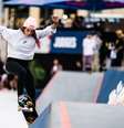 Letícia Bufoni no torneio de skate street em Paris  Foto: Xose Bouzas / Hans Lucas / Reuters