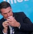 Presidente Jair Bolsonaro mexe em telefone celular durante cerimônia no Palácio do Planalto
20/08/2019 REUTERS/Adriano Machado  Foto: Reuters
