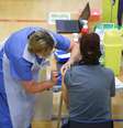 Mulher recebe aplicação de vacina da AstraZeneca contra Covid-19 no estádio de Cwmbran, em Gales do Sul, Reino Unido
17/02/2021 Geoff Caddick/Pool via REUTERS  Foto: Reuters