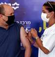 Premiê de Israel, Naftali Bennett, recebe terceira dose de vacina Pfize/BioNTech contra Covid-19 em Kfar Saba
20/08/2021 REUTERS/Ronen Zvulun  Foto: Reuters