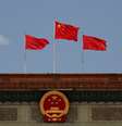 Bandeira chinesa no prédio do Congresso Nacional do Povo, em Pequim  Foto: Carlos Garcia Rawlins / Reuters
