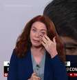 Leilane Neubarth seca as lágrimas e o menino Lucas chora a perda da avó para a covid após ser vacinado  Foto: GloboNews 