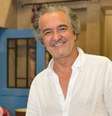 Rogério Samora em cenário de ‘Nazaré’, novela portuguesa no ar na Band  Foto: SIC / Divulgação