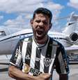 Aeronave do dono da CNN chamou a atenção de quem aguardava a chegada de Diego Costa em BH  Foto: RBF Táxi Aéreo e Instagram/@atletico (Fotomontagem: Blog Sala de TV)