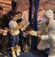 Refugiados afegãos chegam no aeroporto de Fiumicino, arredores de Roma  Foto: ANSA / Ansa - Brasil