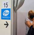 Mulher recebe a terceira dose da vacina da Pfizer contra a Covid-19. 25/8/2021. REUTERS/Zorana Jevtic.  Foto: Reuters