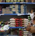 Consumidor brasileiro enfrenta uma grande subida nos preços   Foto: Pilar Olivares / Reuters