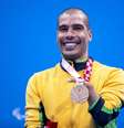 Daniel Dias exibe a medalha de bronze conquistada nos 100m livre  Foto: Ale Cabral/CPB