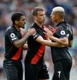 Richarlison é contido pelo companheiro Seamus Coleman ao tentar bater pênalti para o Everton  Foto: Peter Cziborra/Reuters