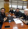 Roger Guedes assinou contrato com o Corinthians  Foto: Rodrigo Coca/Ag.Corinthians