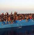 Guarda costeira da Itália encontrou a embarcação à deriva repleta de pessoas, algumas das quais feridas  Foto: EPA / BBC News Brasil