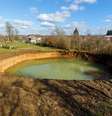 O buraco que se abriu no jardim de Nikola Borojević tinha mais de 30 m de largura e 15 m de profundidade  Foto: Alamy / BBC News Brasil