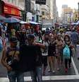 Pessoas caminhama na rua 25 de março durante pandemia de Covid-19 em São Paulo
21/12/2020 REUTERS/Amanda Perobelli  Foto: Reuters