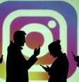 Silhuetas de pessoas usando smartphones, com logotipo do Instagram ao fundo. 28/3/2018.  REUTERS/Dado Ruvic  Foto: Reuters