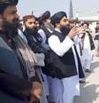 Porta-voz do Taliban Zabihullah Mujahid fala com membros de unidade militar no aeroporto de Cabul, no Afeganistão
31/08/2021 Taliban/Divulgação via REUTERS    Foto: Reuters