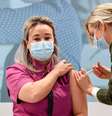 Enfermeira recebe dose da vacina Pfizer-BioNTech contra Covid-19 em Veghel, na Holanda
06/01/2021 REUTERS/Piroschka van de Wouw/Pool  Foto: Reuters
