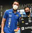 Jandrei (de azul) durante a sua apresentação oficial como novo reforço do Santos  Foto: Ivan Storti/Santos FC