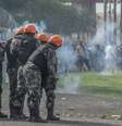 Policiais disparam bombas de efeito moral para dispersar torcedores durante protesto  Foto: Evandro Leal/Enquadrar/Estadão Conteúdo