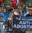 Grupos anti-aborto em manifestação no Texas; Estado passa a ter a mais rígida lei do tipo no país, que dá aos cidadãos privados o direito de processar pessoas envolvidas em qualquer aborto  Foto: Getty Images / BBC News Brasil