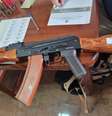Durante cumprimento de mandado de busca e apreensão na casa do suspeito foram apreendidos uma espingarda calibre 32 e muitos simulacros de arma  Foto: Polícia Federal / Divulgação