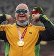 Alessandro Rodrigo exibe a medalha de ouro conquistada na Paralimpíada no Japão Ale Cabral CPB  Foto: Ale Cabral  / CPB
