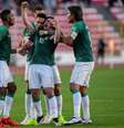 Saucedo é abraçado por companheiros após marcar o gol de empate da Bolívia em La Paz  Foto: Reprodução/@conmebol.com