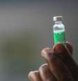 Profissional de saúde segura frasco de vacina da AstraZeneca contra covid-19 no Rio de Janeiro
23/01/2021 REUTERS/Ricardo Moraes  Foto: Reuters