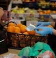 Pessoa paga por suas compras em loja de frutas de Ronda, na Espanha, em meio a disseminação da Covid-19
09/10/2020
REUTERS/Jon Nazca  Foto: Reuters