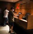 Pessoas compram ingresso na reabertura de cinemas no Rio de Janeiro. REUTERS/Pilar Olivares  Foto: Reuters