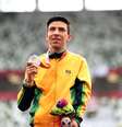 Alex Pires mostra com orgulho a medalha de prata conquistada neste domingo, a última da Paralímpíada para o Brasil Lisi Niesner Reuters  Foto: Lisi Niesner  / Reuters