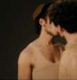 Jovens atores dão um discreto beijo na boca no clipe da campeã do ‘BBB21’  Foto: YouTube / Reprodução