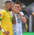 A bola rolou por apenas cinco minutos antes de agentes federais interromperem partida entre a Seleção Brasilera e Argentina em São Paulo (Foto: NELSON ALMEIDA / AFP)  Foto: LANCE!