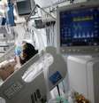 Paciente de covid-19 em Bogotá, Colômbia, em foto de junho; terceira onda da pandemia no país foi atribuída à variante Mu, identificada ali em janeiro de 2021  Foto: Reuters / BBC News Brasil