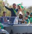 Jair Bolsonaro com crianças em carro durante manifestação em Brasília  Foto: Reuters / BBC News Brasil