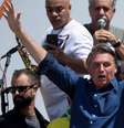 Presidente discursou para militantes pró-governo em Brasília antes de ir a São Paulo  Foto: EPA / BBC News Brasil