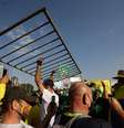 Apoiadores do presidente Jair Bolsonaro (sem partido) derrubam cercas de proteção com o intuito de invadir a área próxima aos prédios do Congresso Nacional e STF  Foto: Dida Sampaio / Estadão Conteúdo