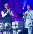 Dudu Braga em gravação do especial de fim de ano de Roberto Carlos em 2018, ao lado do pai.  Foto: Estevam Avellar / Globo / Divulgação / Estadão