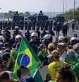 Policiais militares isolam área próxima ao Congresso Nacional para evitar aproximação de manifestantes pró-Bolsonaro  Foto: AFP / BBC News Brasil