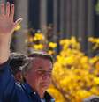 Jair Bolsonaro acena a apoiadores durante protesto de 7 de setembro em Brasília  Foto: AFP / BBC News Brasil