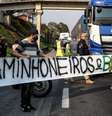 Mensagens em grupos de caminhoneiros revelam racha na categoria sobre apoio ao bloqueio de rodovias  Foto: EPA / BBC News Brasil