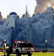 Colapso da primeira das Torres Gêmeas visto de longe, em 11 de setembro de 2001; atentado completa 20 anos  Foto: Reuters / BBC News Brasil