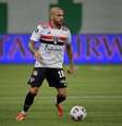 Daniel Alves não teve bom momento com a camisa do São Paulo  Foto: Reuters