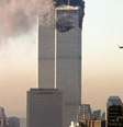 Avião comercial antes de se chocar contra as Torres Gêmeas, em Nova York, em 2001  Foto: DW / Deutsche Welle