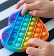 Brinquedos sensoriais ativam diversos sentidos, como tato, visão e audição  Foto: Getty Images / BBC News Brasil