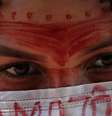 Mulher indígena protesta contra Bolsonaro em Brasília em abril de 2020: a maior parte (75%) dos assassinatos de ambientalistas brasileiros em 2020 ocorreu na Amazônia e vitimou indígenas  Foto: DW / Deutsche Welle