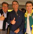 André e o pai, Paulo Marinho, em outubro de 2018, quando eram grandes aliados de Bolsonaro  Foto: Reprodução